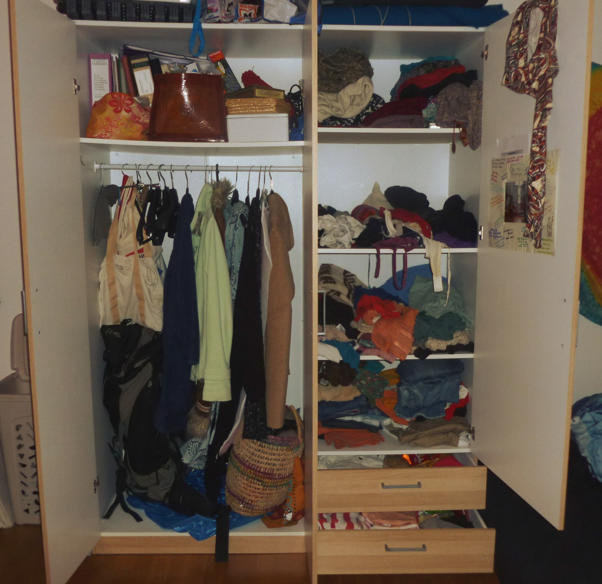 Kleiderschrank voll